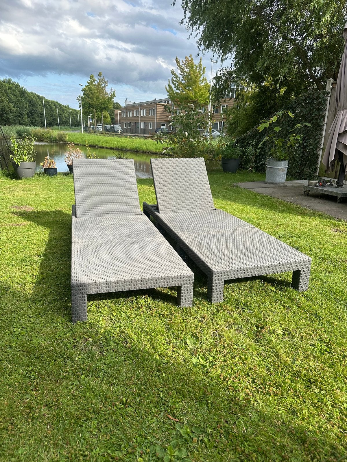 Twee verstelbare ligbedden van wicker, Ophalen, Gebruikt, Wicker, Verstelbaar