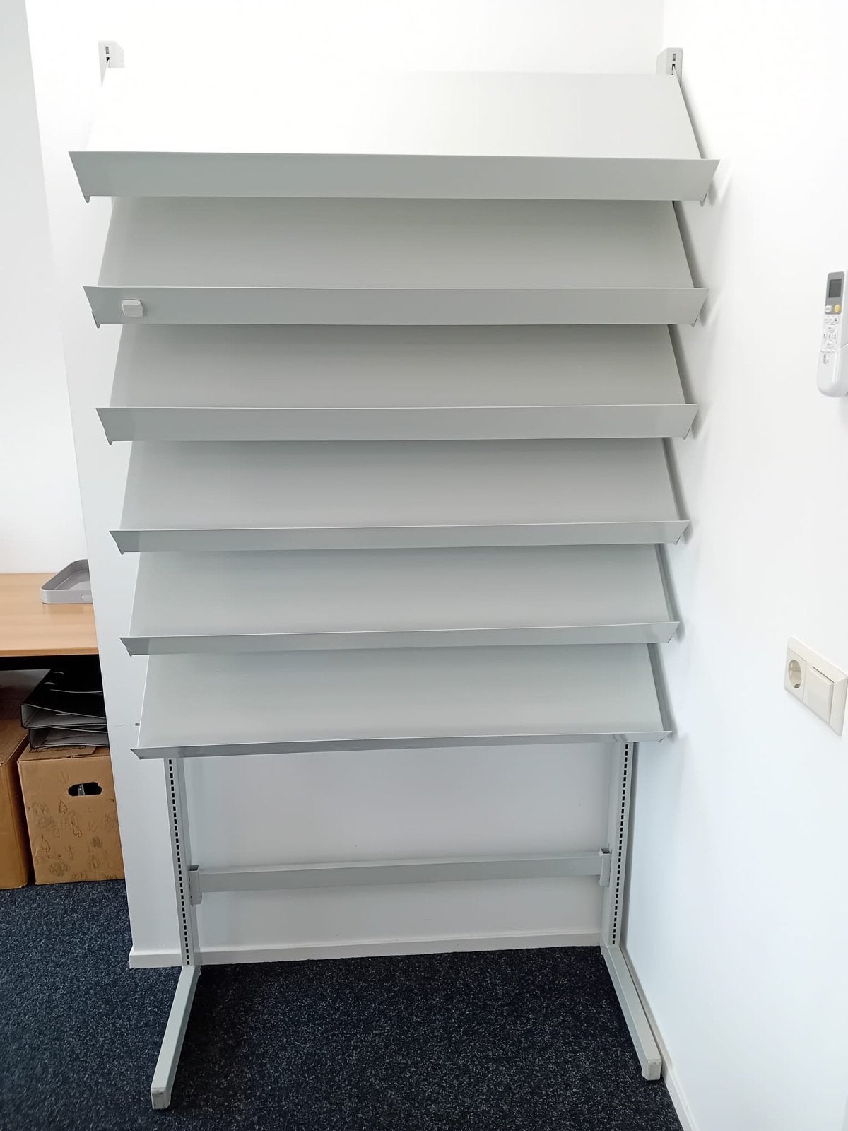 Folderdisplay met verstelbare legplanken, Ophalen