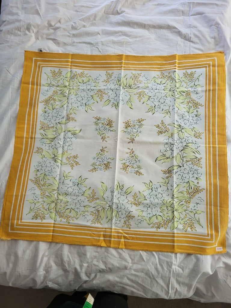 Kleedje met oranje rand.             Maat: 88 x 82 cm., Gebruikt, 88 cm, 82 cm, Ophalen of Verzenden