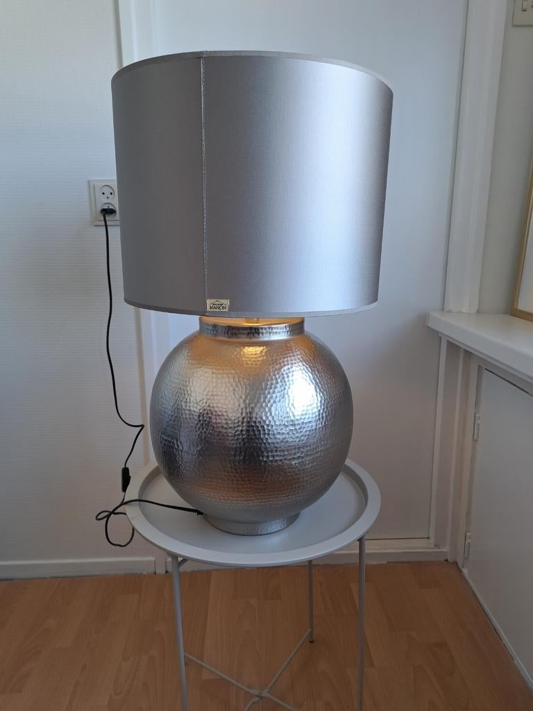 Maison Manon lamp met zilveren gehamerde voet, Gebruikt, 50 tot 75 cm, Ophalen of Verzenden, Stof
