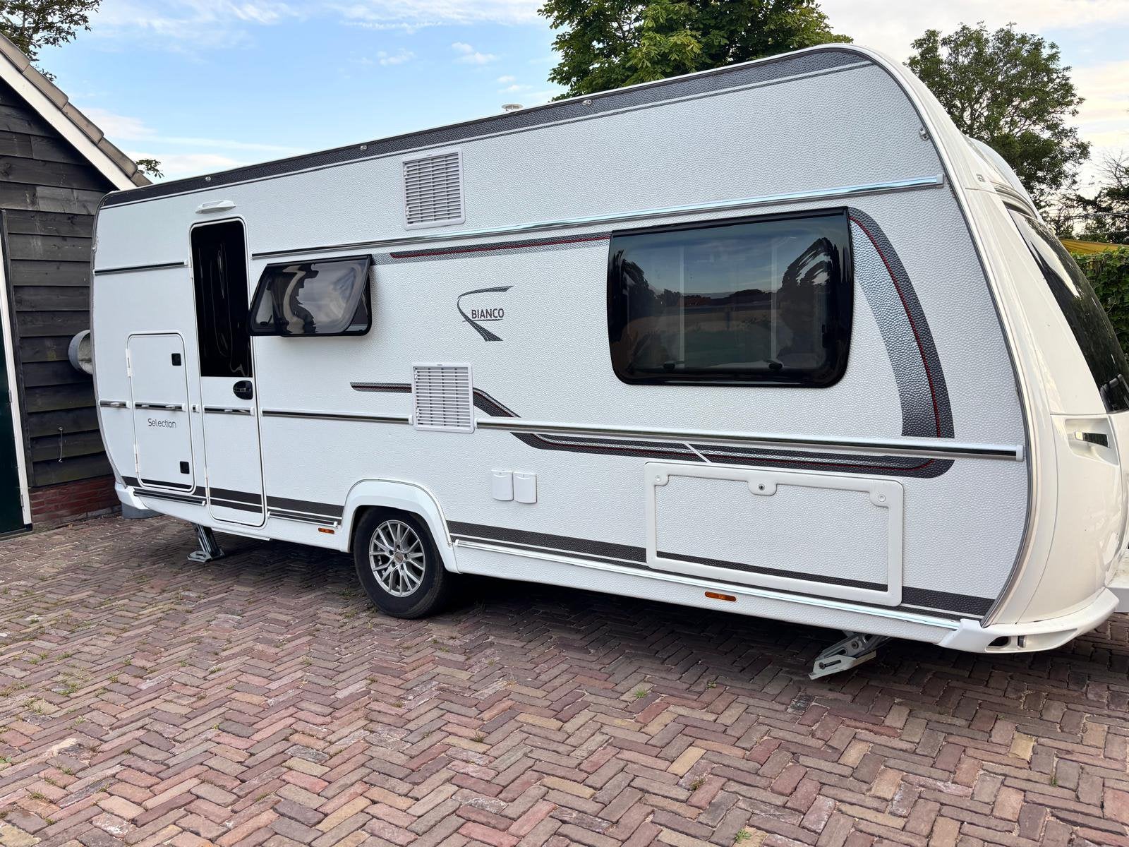 Fendt Bianco 515 SKM, luxe gezinscaravan incl voortent!, Treinzit, Particulier, 1250 - 1500 kg, Tot en met 5