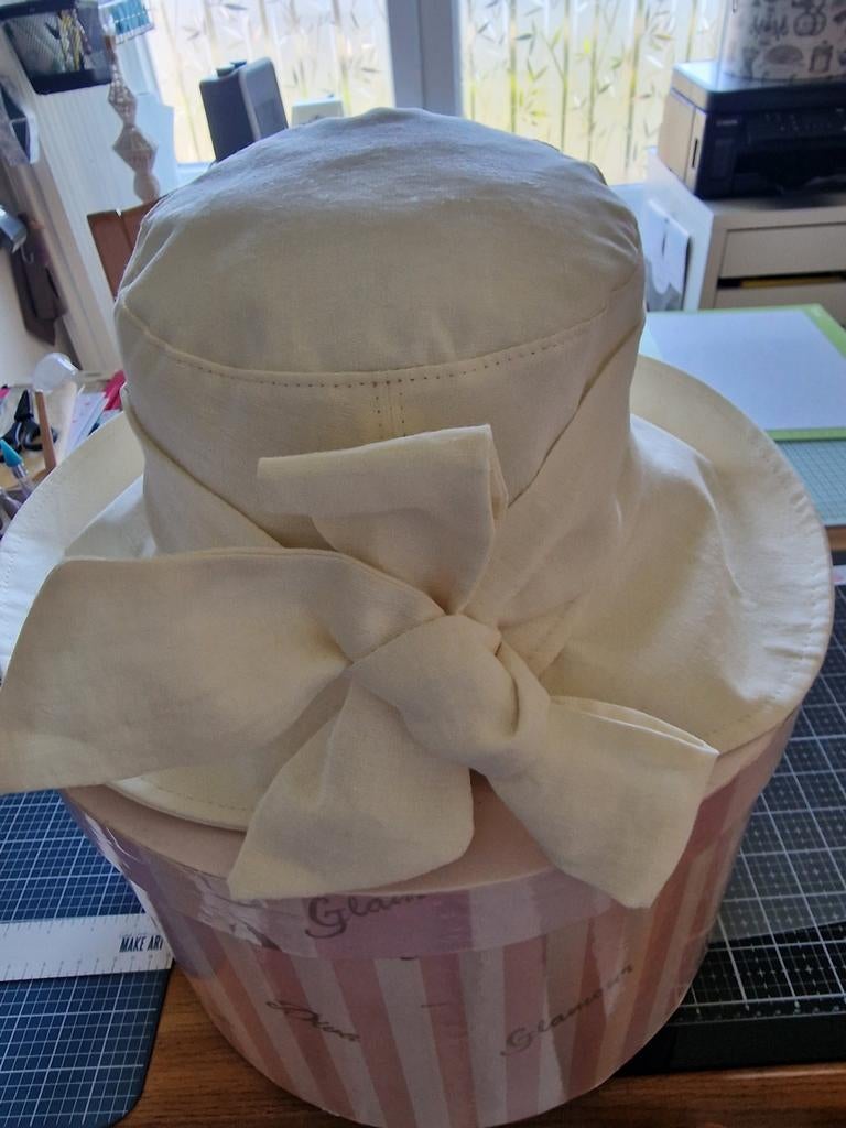 Nieuwe Bronté Dameshoed Maat M met Hoedendoos, Kleding | Dames, Hoeden en Petten, Bronté, Ophalen of Verzenden, Nieuw, Hoed