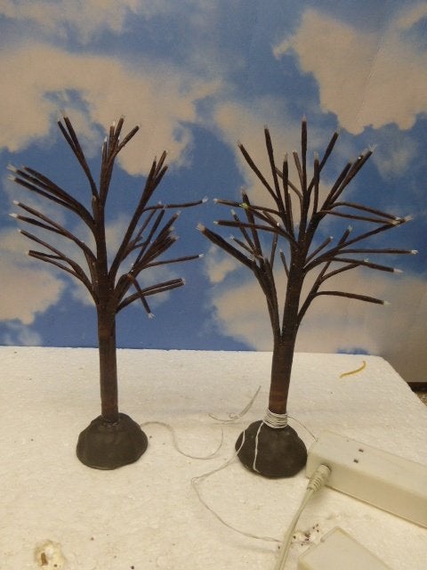 2 bomen met optic lampjes kerstdorp scenery multi color, Diversen, Ophalen of Verzenden, Zo goed als nieuw