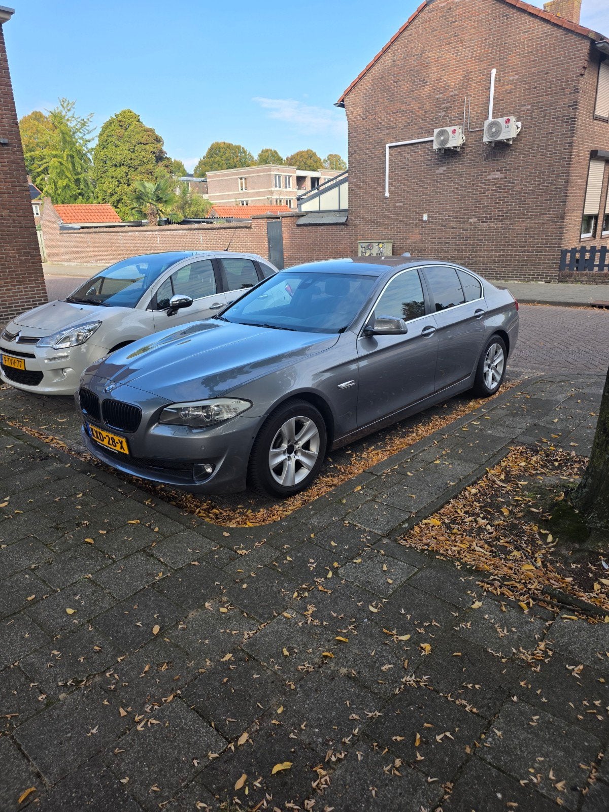 BMW 5-Serie 520i 240 pk  Aut. 2012 Grijs, Achterwielaandrijving, Zwart, 4 cilinders, 2000 kg