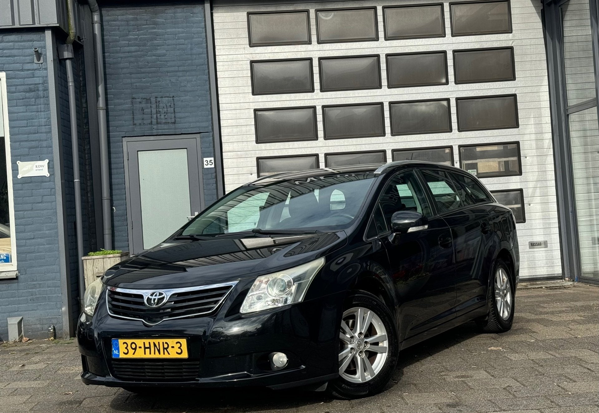 Toyota Avensis Wagon 1.8 VVTi Dynamic | Clima | Cruise | Nav, Auto's, 15 km/l, 4 cilinders, Automatische klimaatregeling, Zwart