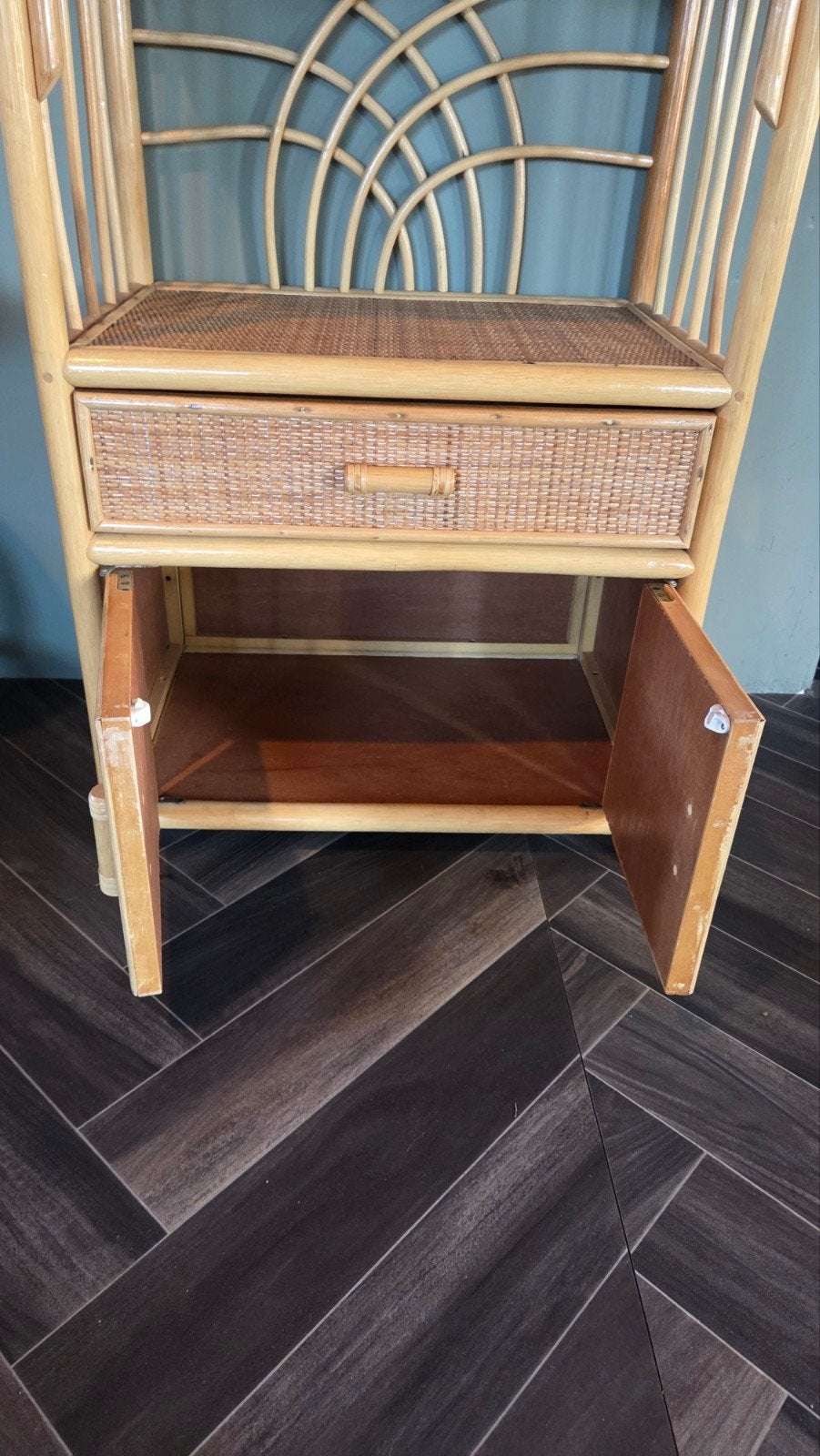 Rotan kast / boekenrek met lades en deurtjes, Ophalen, Gebruikt