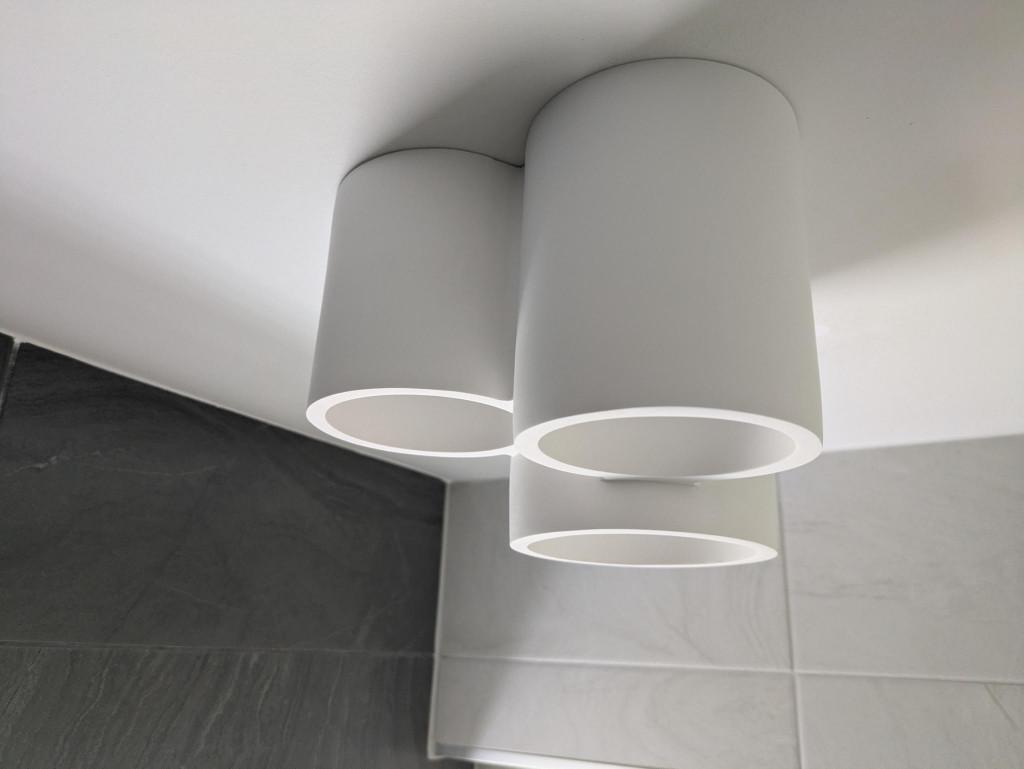 Witte gips design plafond lamp 3 spotjes - nieuw, Overige materialen, Italiaans design gips, Nieuw, Ophalen of Verzenden
