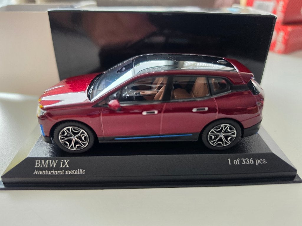 BMW ix 2022 1/43 rood, Hobby en Vrije tijd, Modelauto's | 1:43, Ophalen of Verzenden, Nieuw, Auto, MiniChamps