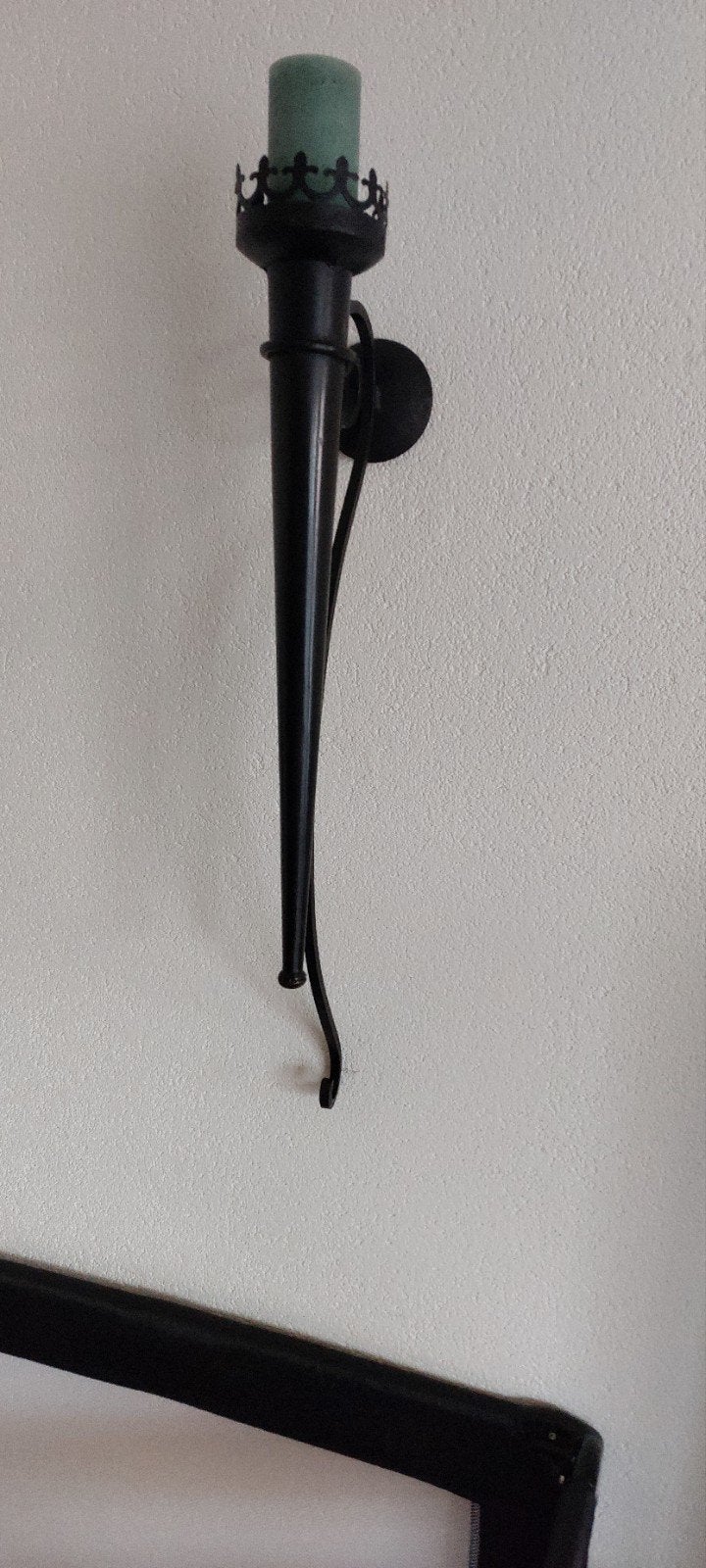 2x Zwarte metalen wandkandelaar met kaars, Huis en Inrichting, Woonaccessoires | Kandelaars en Kaarsen, Ophalen, Gebruikt, Metaal