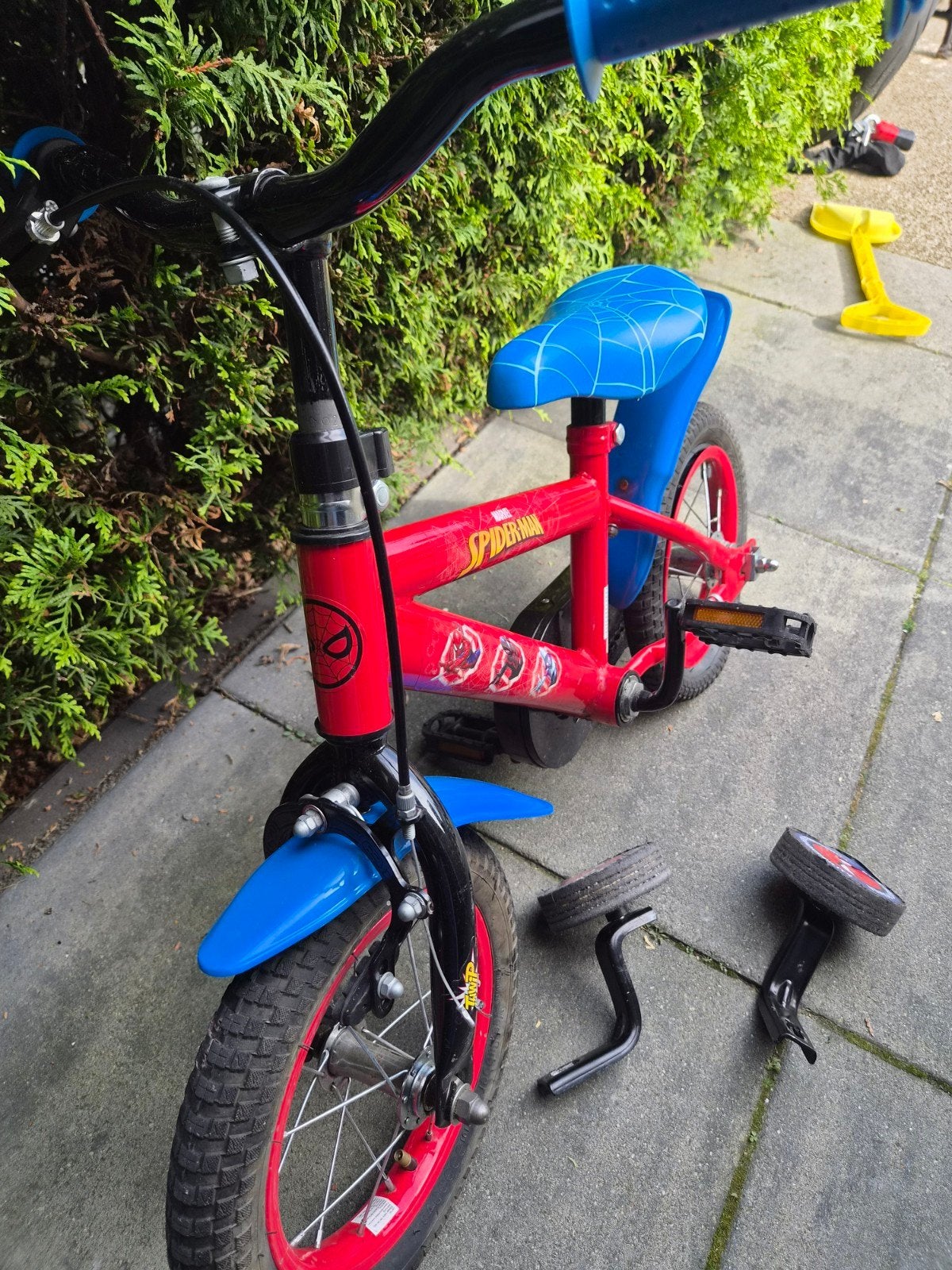 12 inch Spiderman kinderfiets - achterband lek, Fietsen en Brommers, Ophalen, Zijwieltjes, Gebruikt, Minder dan 16 inch