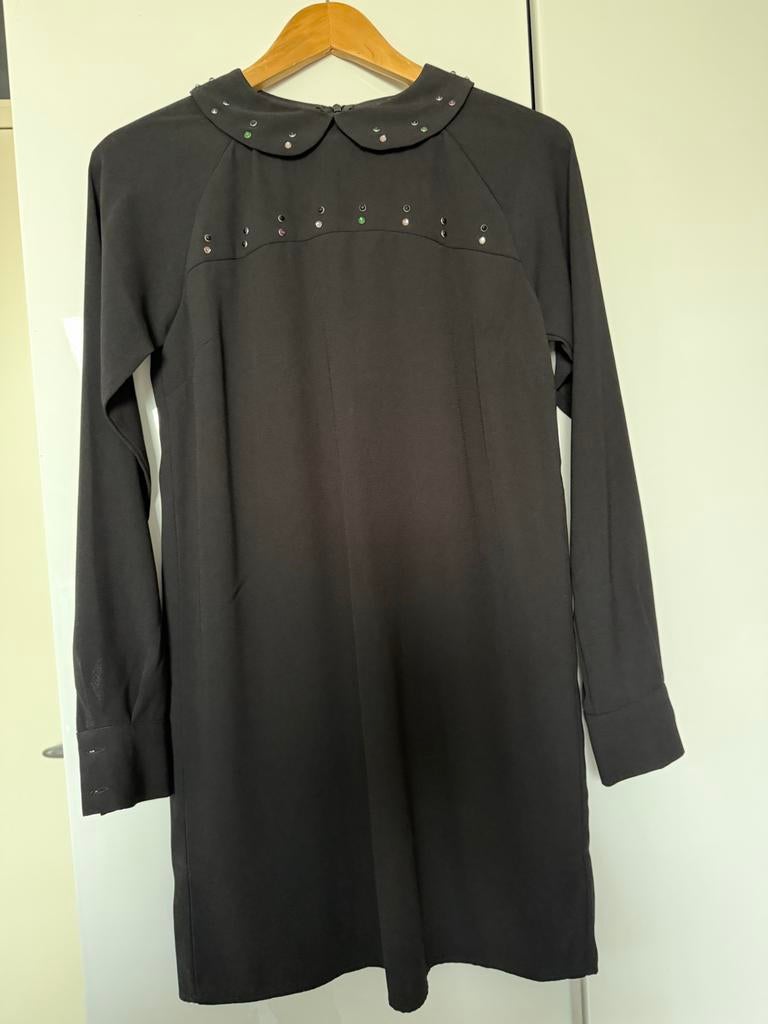 Nikkie jurk met kraag en studs, Zwart, Ophalen of Verzenden, Knielengte, Maat 34 (XS) of kleiner