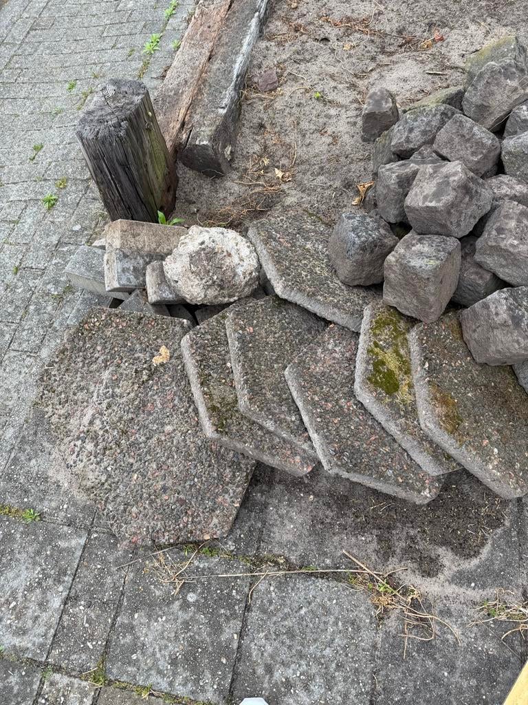Diverse stenen en ijzeren roldeur gratis af te halen in Hein, Ophalen, Gebruikt, Beton, Klinkers