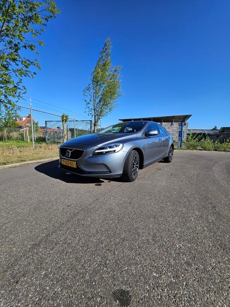 Volvo V40 RHD 2.0 T2 122PK 2016 Grijs LED Nieuwe APK, Auto's, Voorwielaandrijving, 4 cilinders, 122 pk, 1331 kg