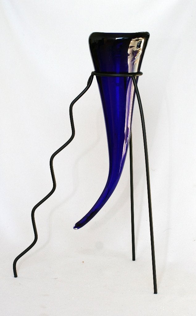 Hysteria Kobald blauwe Hoorn Vaas op een Standaard jaren '80, Blauw, Ophalen of Verzenden, Zo goed als nieuw, Handgemaakt