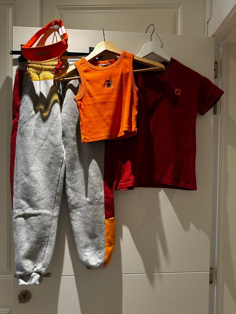 Set kleding Camille maat 11 jen 2 paar schoenen maat 39-40, Ophalen, Gebruikt