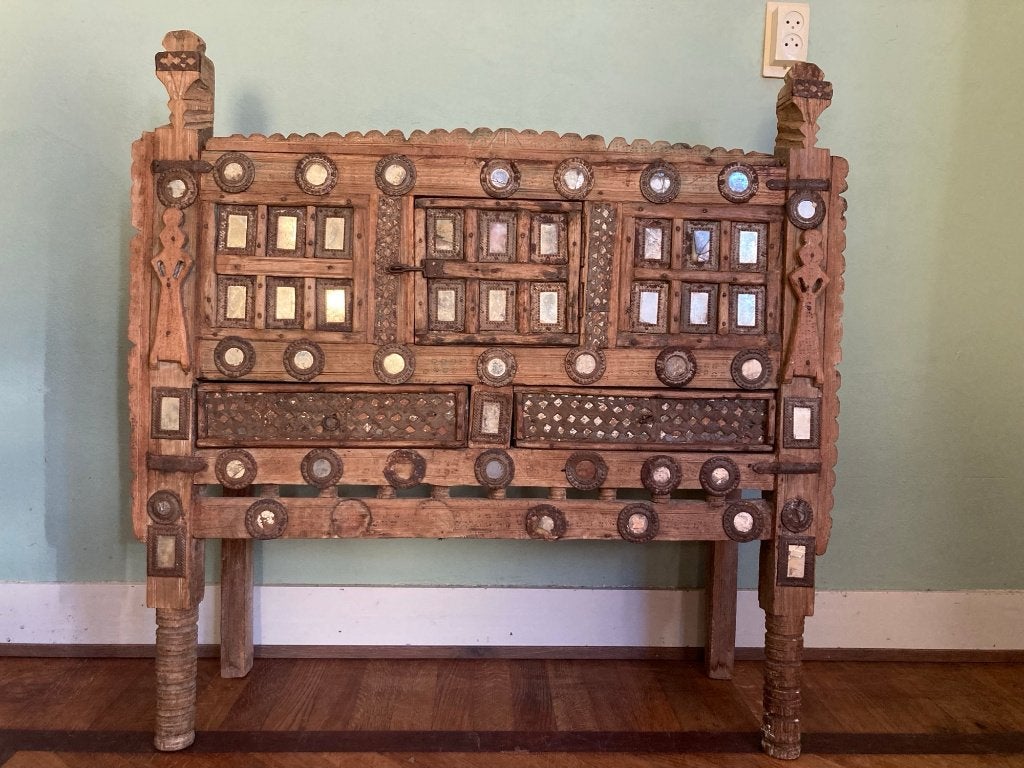 Antieke Indiase Rajasthani huwelijkskast - Damchiya, Antiek en Kunst, Handgemaakt, Ophalen, 110 cm, Hout