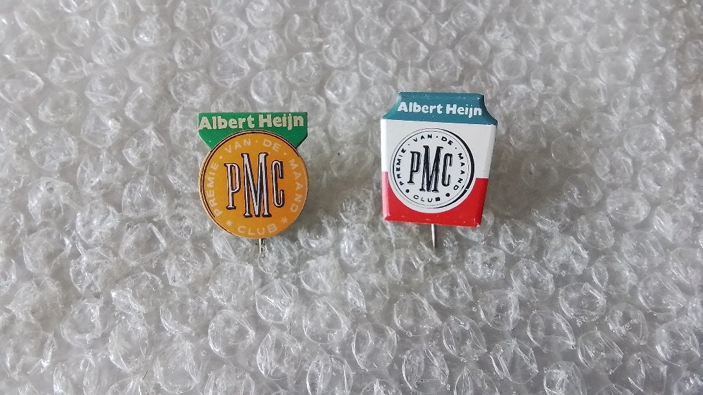 2 verschillende speldjes Albert heijn, Verzamelen, Speldjes, Pins en Buttons, Ophalen of Verzenden, Zo goed als nieuw, Overige onderwerpen