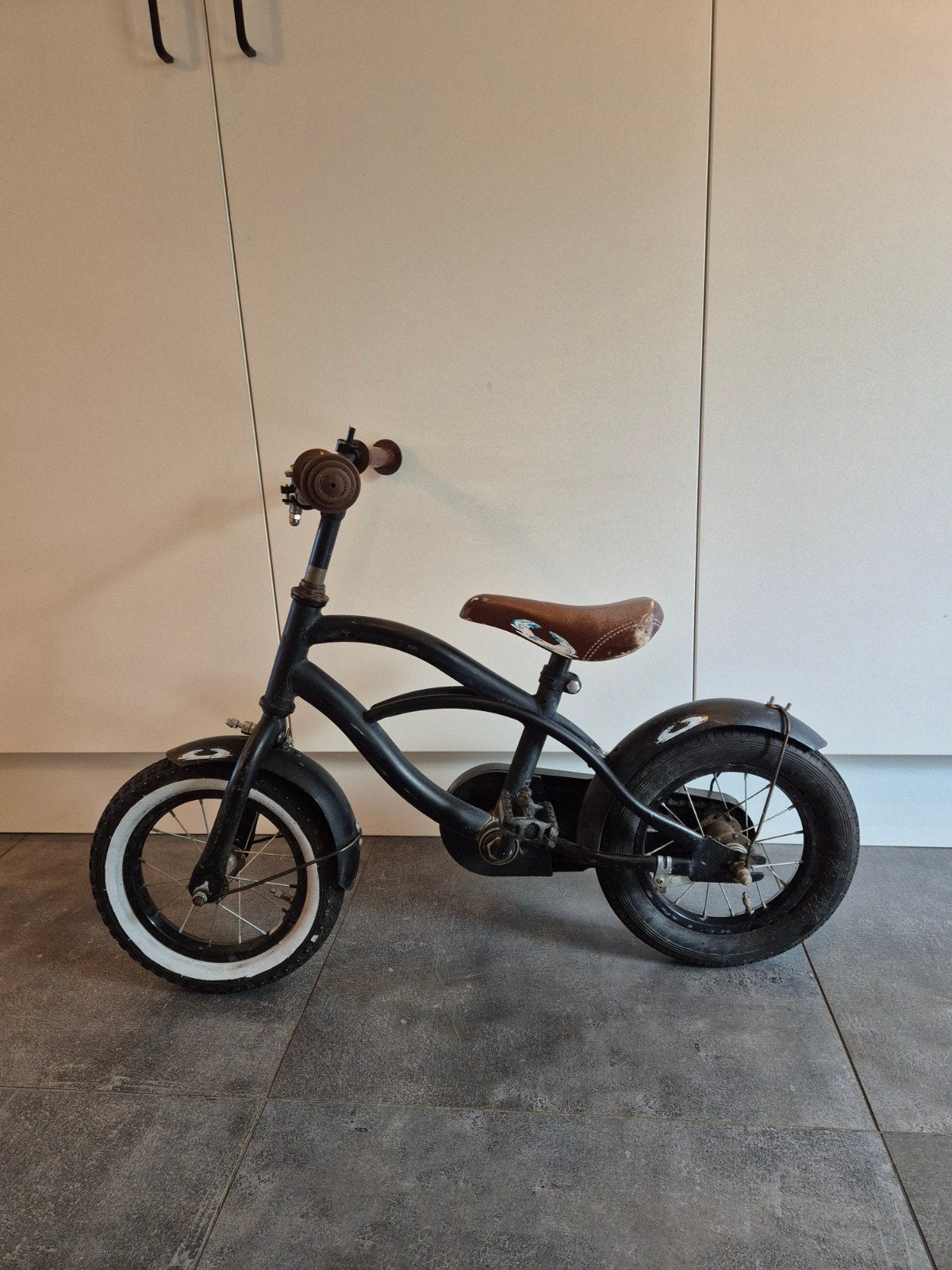 Vintage kinderfiets - Zwart met bruin zadel, Fietsen en Brommers, Ophalen, Terugtraprem, Gebruikt, Onbekend