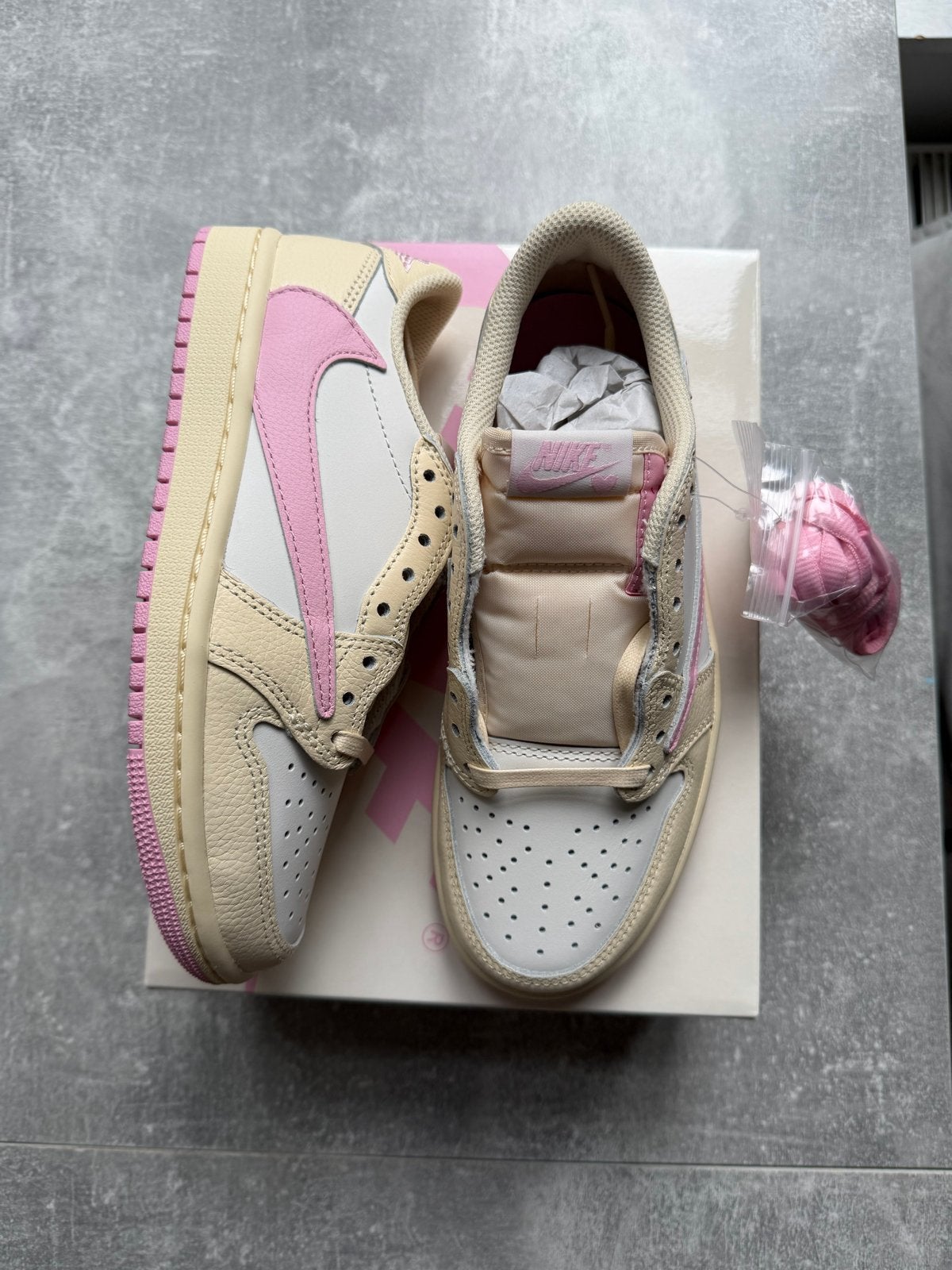 Nike Air Jordan 1 Low x Travis Scott Shy Pink Maat 36, Kleding | Dames, Schoenen, Ophalen, Overige kleuren, Nieuw, Sneakers of Gympen