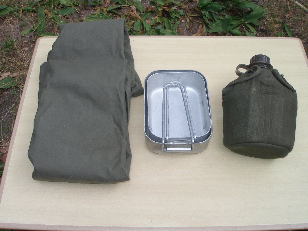 Kaveltje van veldfles, regencape, en messtins, Ophalen of Verzenden, Landmacht, Nederland, Overige typen