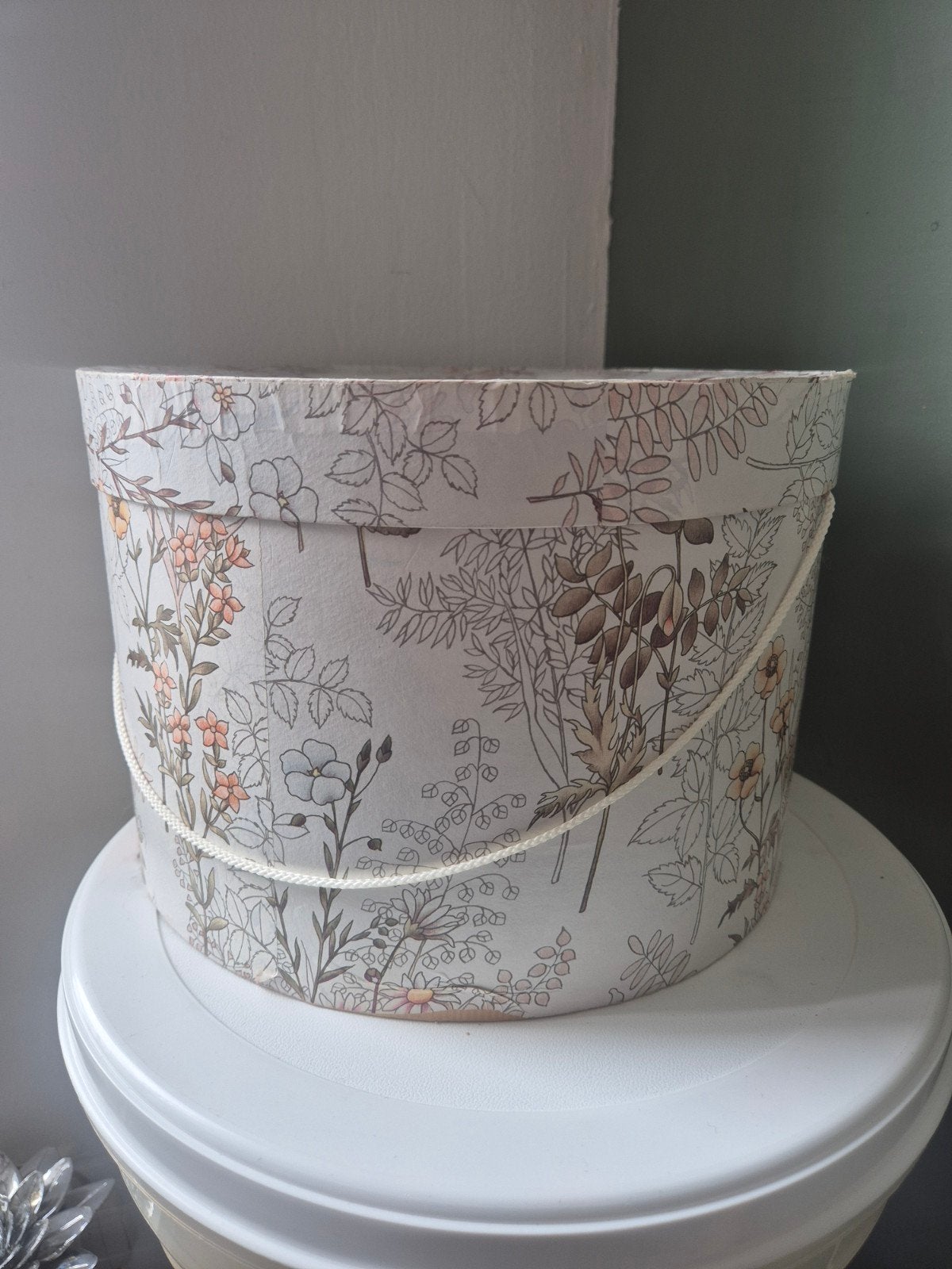 Vintage ronde hoedendoos met bloemen – botanisch – ca. 29 cm, Ophalen, Rond