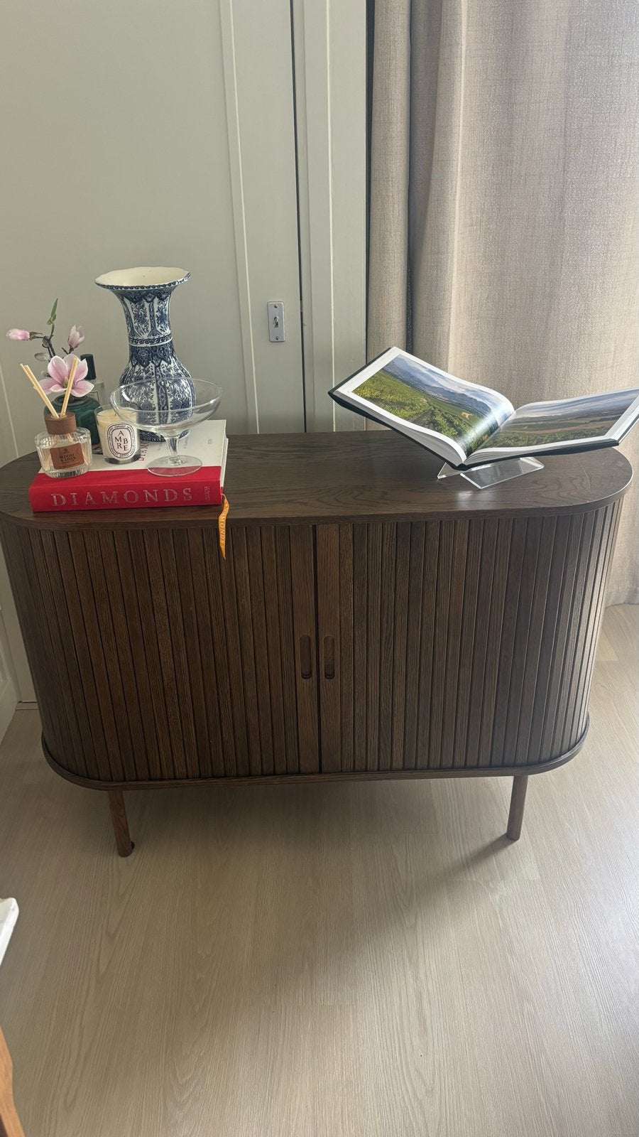 Donkerbruin dressoir van Jysk - Zo goed als nieuw, Ophalen, 100 tot 150 cm, Zo goed als nieuw, 25 tot 50 cm