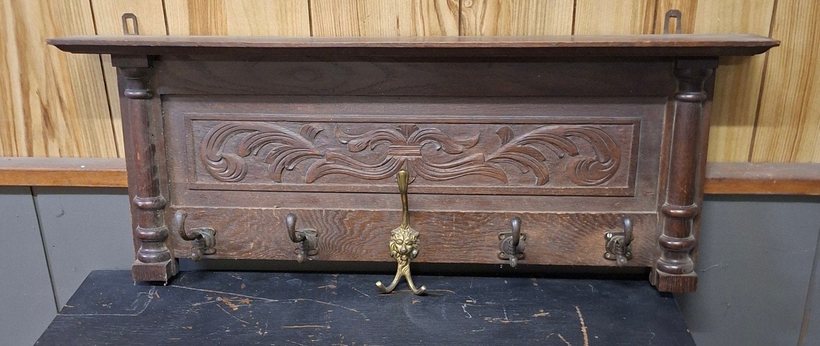 Antieke houten wandkapstok met sierlijk houtsnijwerk, Gebruikt, Minder dan 100 cm, Hout, Ophalen