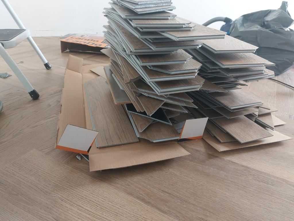 PVC klik laminaat planken waar hoekjes af zijn, Ophalen, Gebruikt, Minder dan 10 m², Bruin