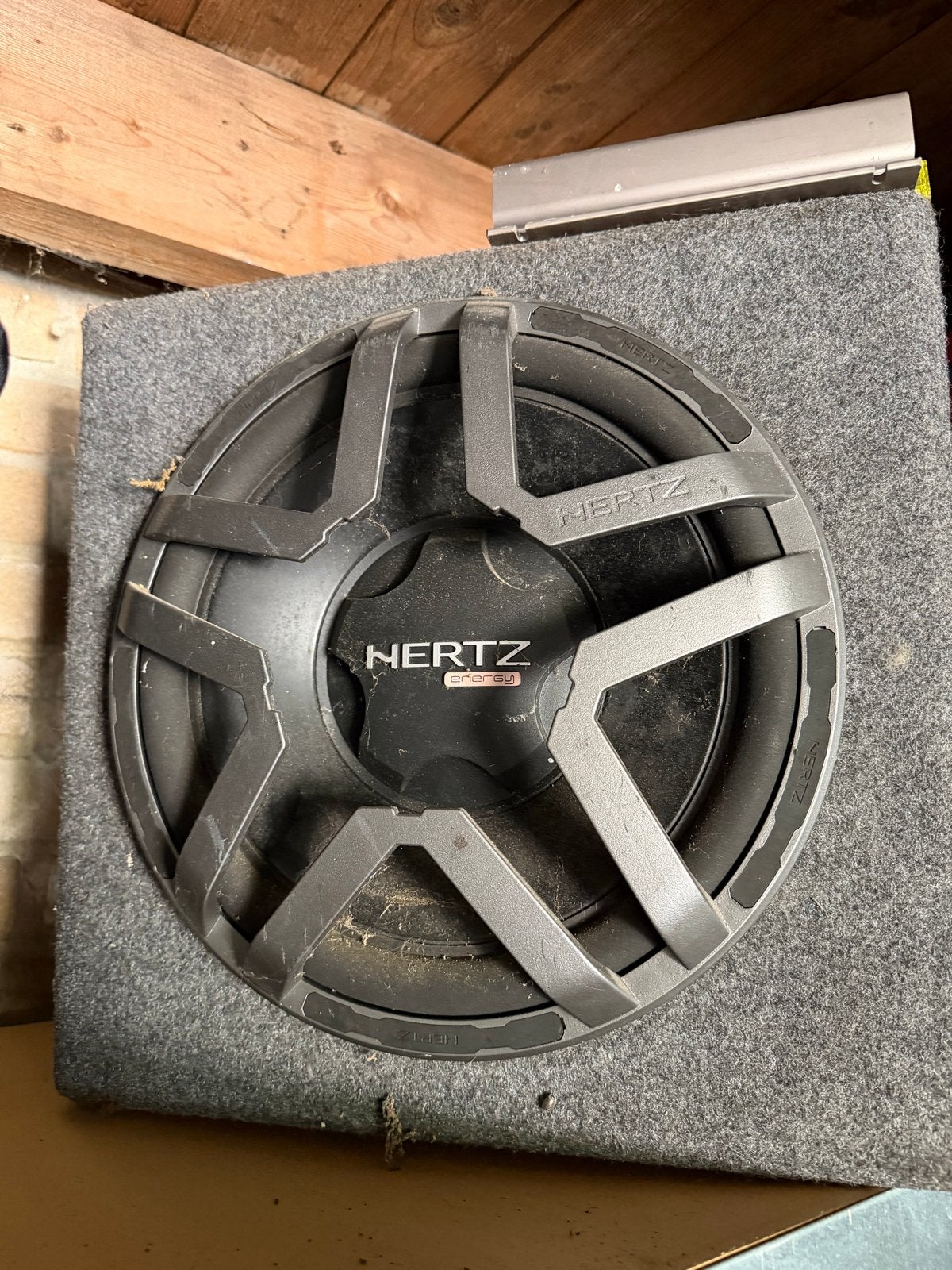 Hertz Energy Subwoofer in behuizing, Ophalen of Verzenden, Gebruikt