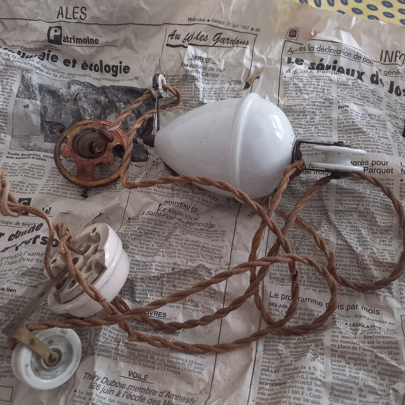 Antieke kleine hanglamp met melkglas kap, Ophalen of Verzenden