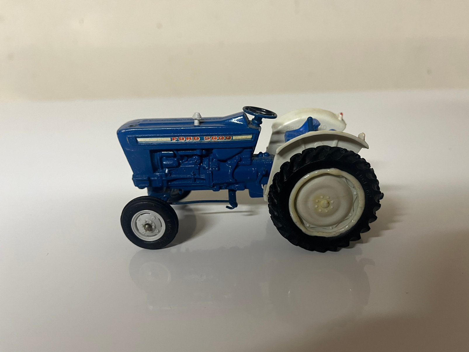 Britains 9527, FORD 5000 Tractor, Schaal 1:32, Ophalen of Verzenden, Gebruikt, Tractor of Landbouw, Britains