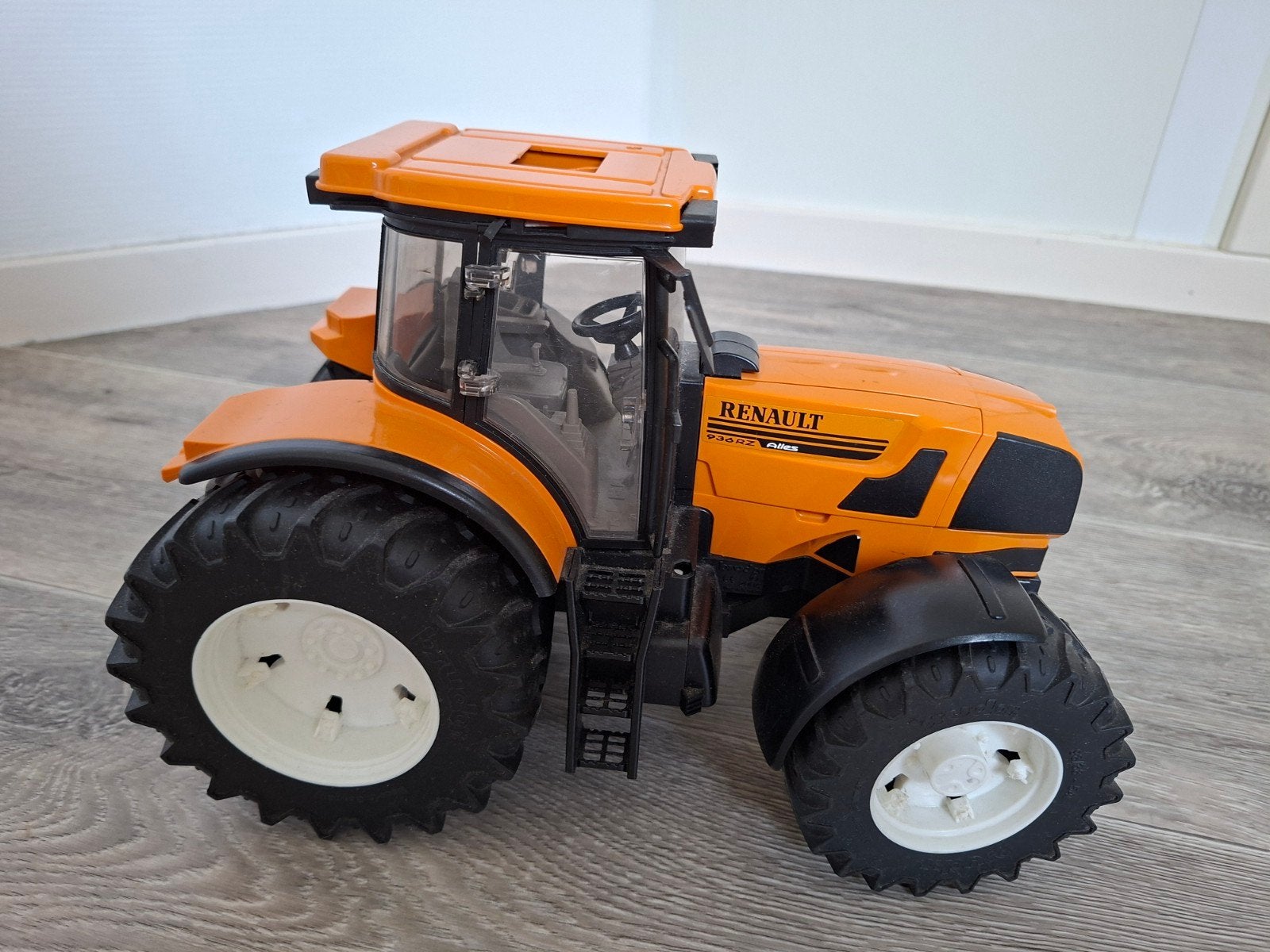 Renault speelgoedtractor - Oranje Bruder, Ophalen, Zo goed als nieuw