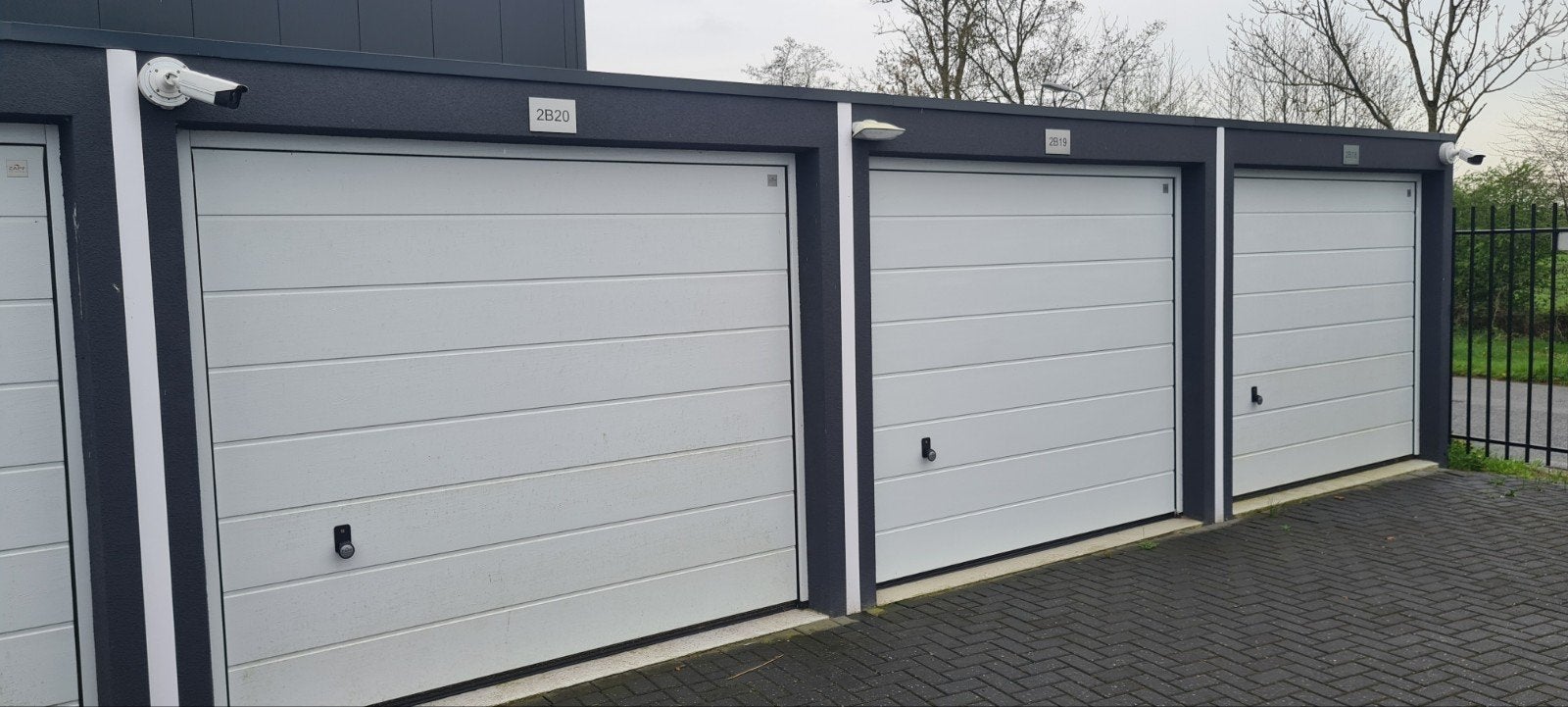 Te huur / te koop garagebox burgum, Huizen en Kamers, Garages en Parkeerplaatsen