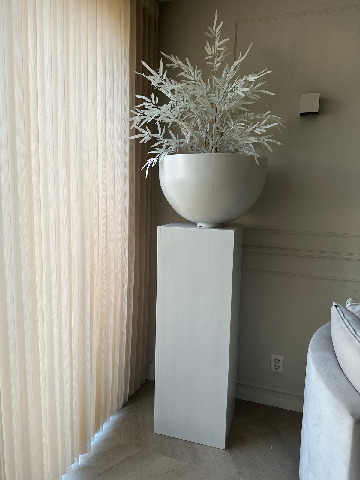 Moderne beige plantenbak met zuil exl.plant, Ophalen, Overige materialen, Zo goed als nieuw, Modern