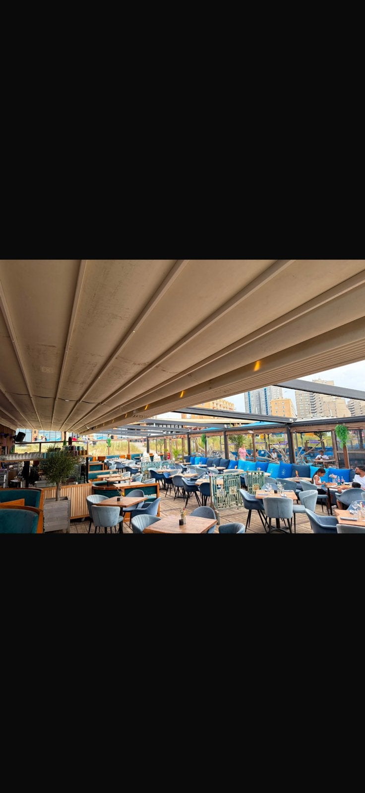 Overkapping horeca 24 mt breed en 10 mt uitval met ombouw, Ophalen