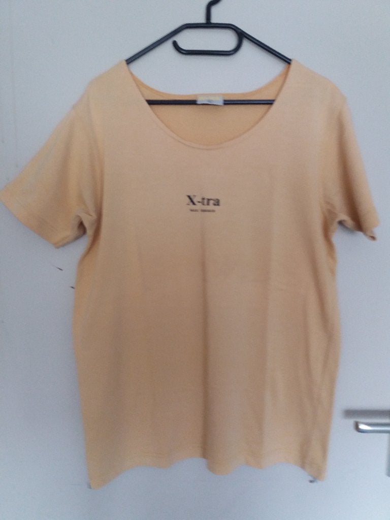 Een (oker) geel T-Shirt met een kleine print op de borst., Geel, Maat 42/44 (L), Ophalen of Verzenden, Zo goed als nieuw