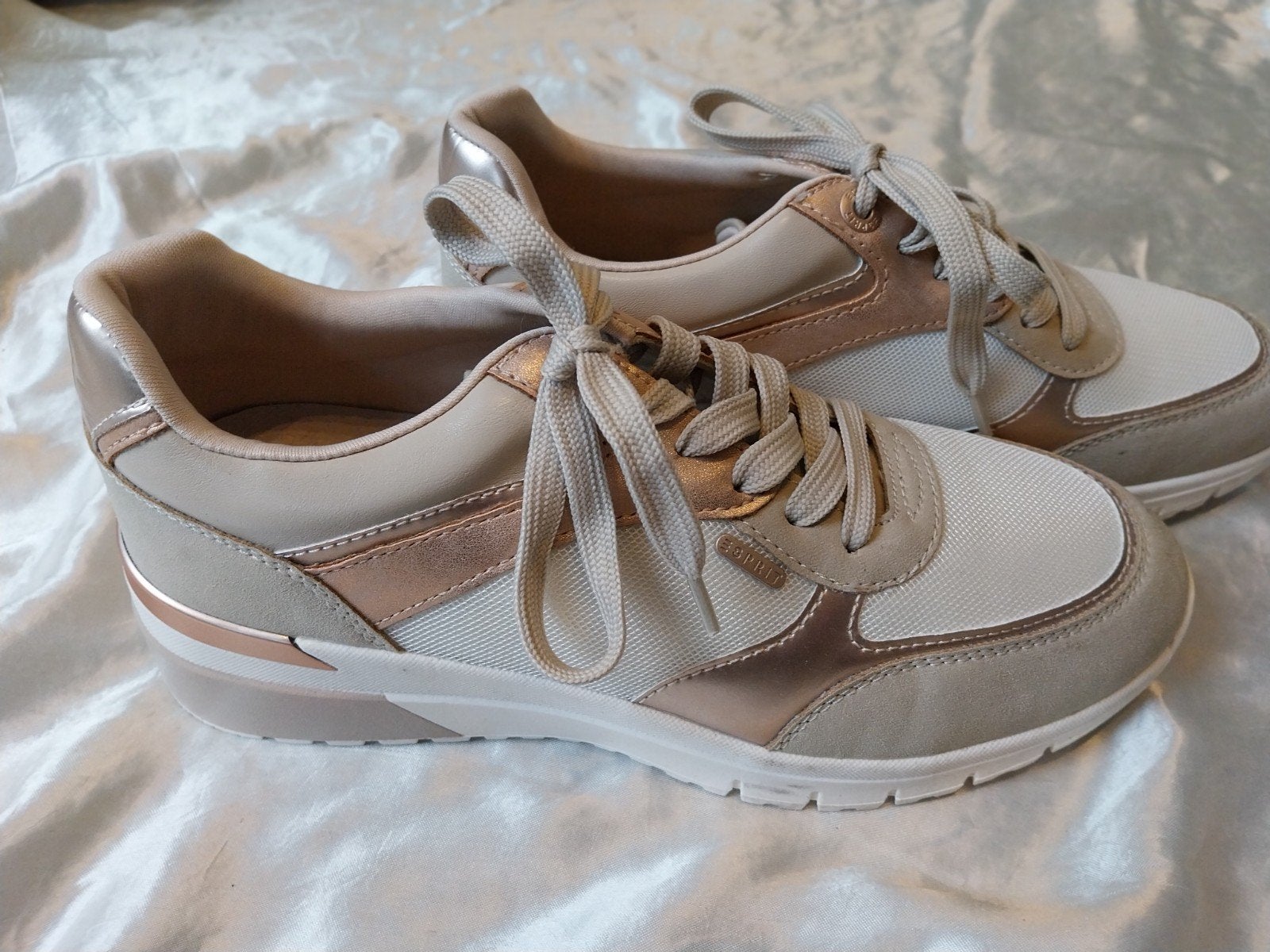 Esprit sneakers, lichtbeige en goudkleuren mt.39, Sport en Fitness, Overige merken, Hardloopschoenen, Verzenden, Zo goed als nieuw