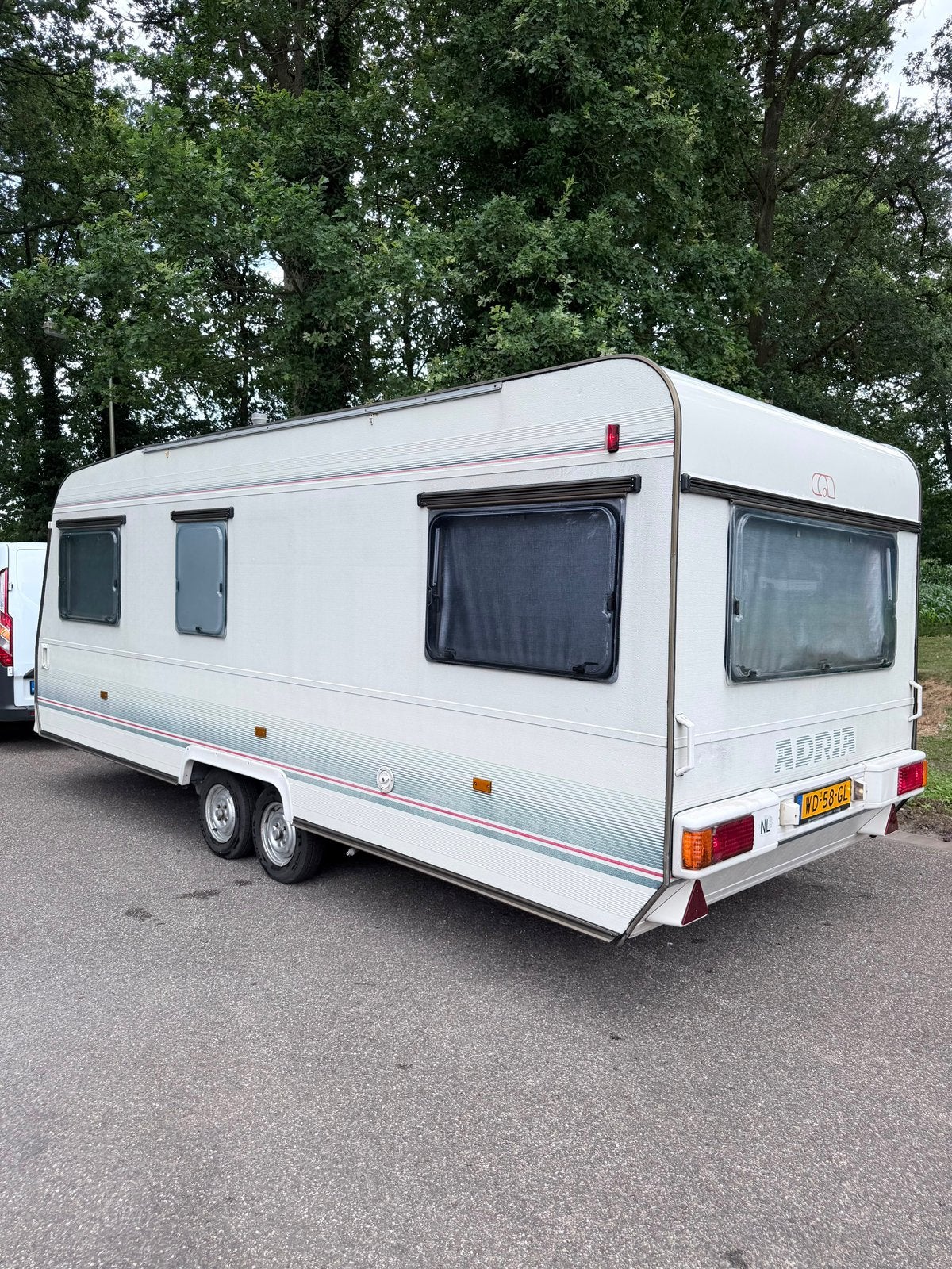 Degelijke Adria Caravan uit 1990!, Caravans en Kamperen, Kachel, Bedrijf, Treinzit, Dwarsbed
