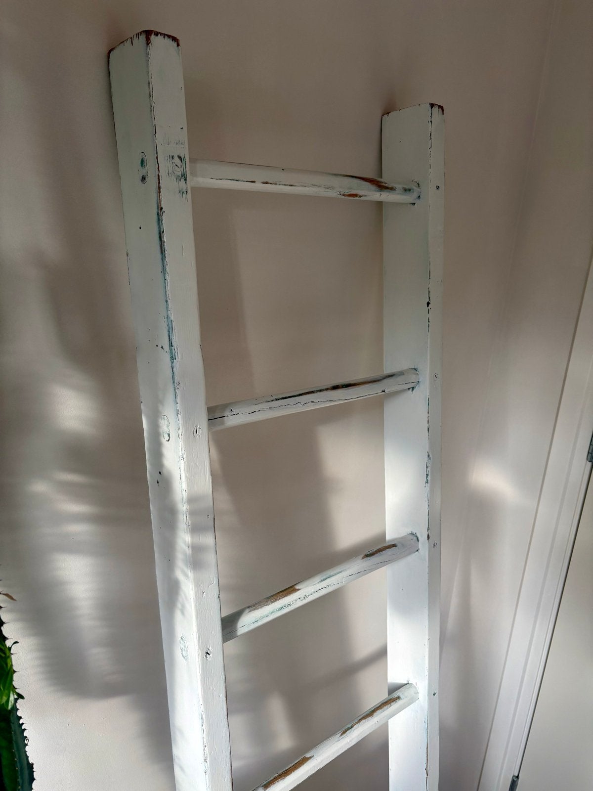 Foto 2 van Decoratieve houten ladder - wit geverfd