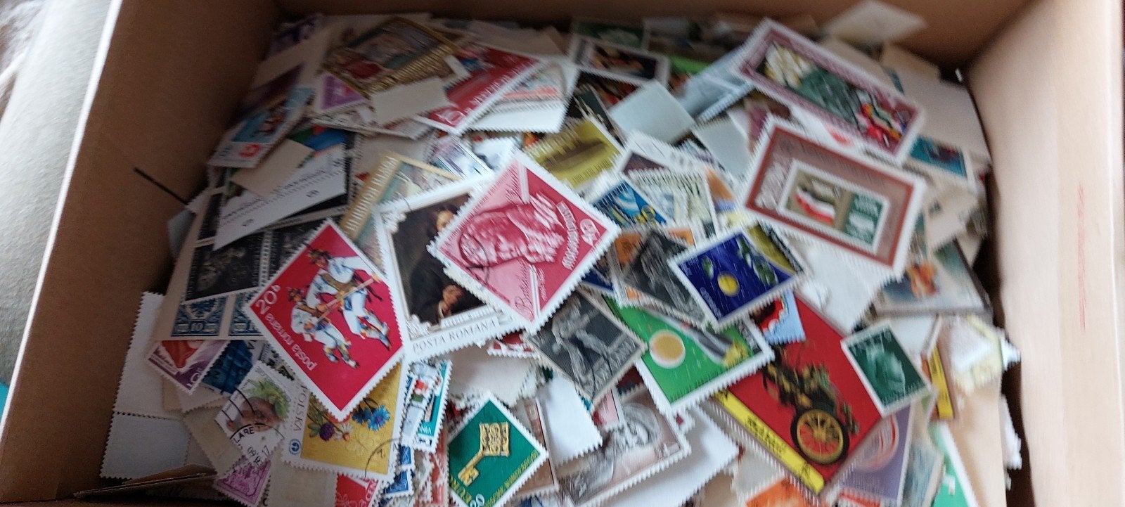 Doos postzegels wereld mix 1kilo, Ophalen of Verzenden, Nederland en Buitenland