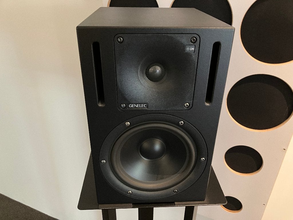 5.1 surround speakerset 5x Genelec 1030A en 7060A Subwoofer, Gebruikt, Surroundset, Ophalen, 150 watt of meer