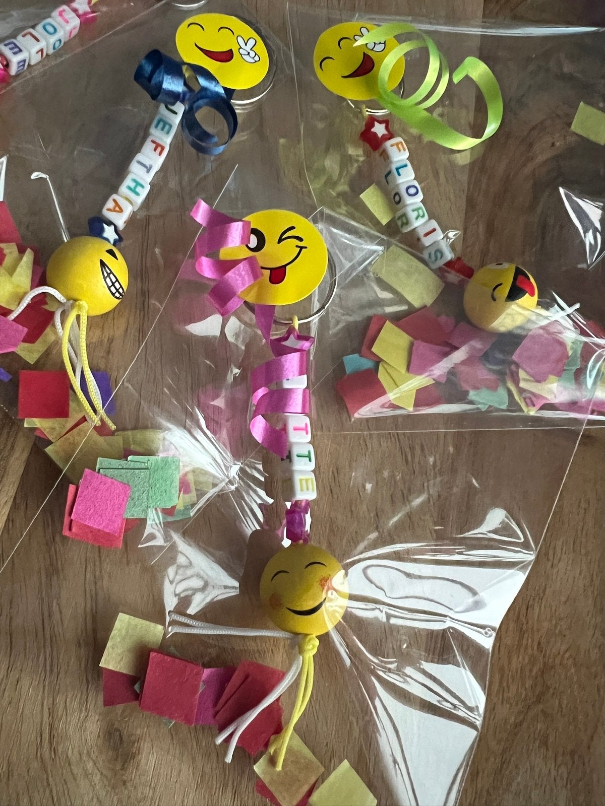 Emoji sleutelhangers met naam LEUK TRAKTEREN / UITDEELKADO, Ophalen of Verzenden, Nieuw, Feestartikel, Verjaardag