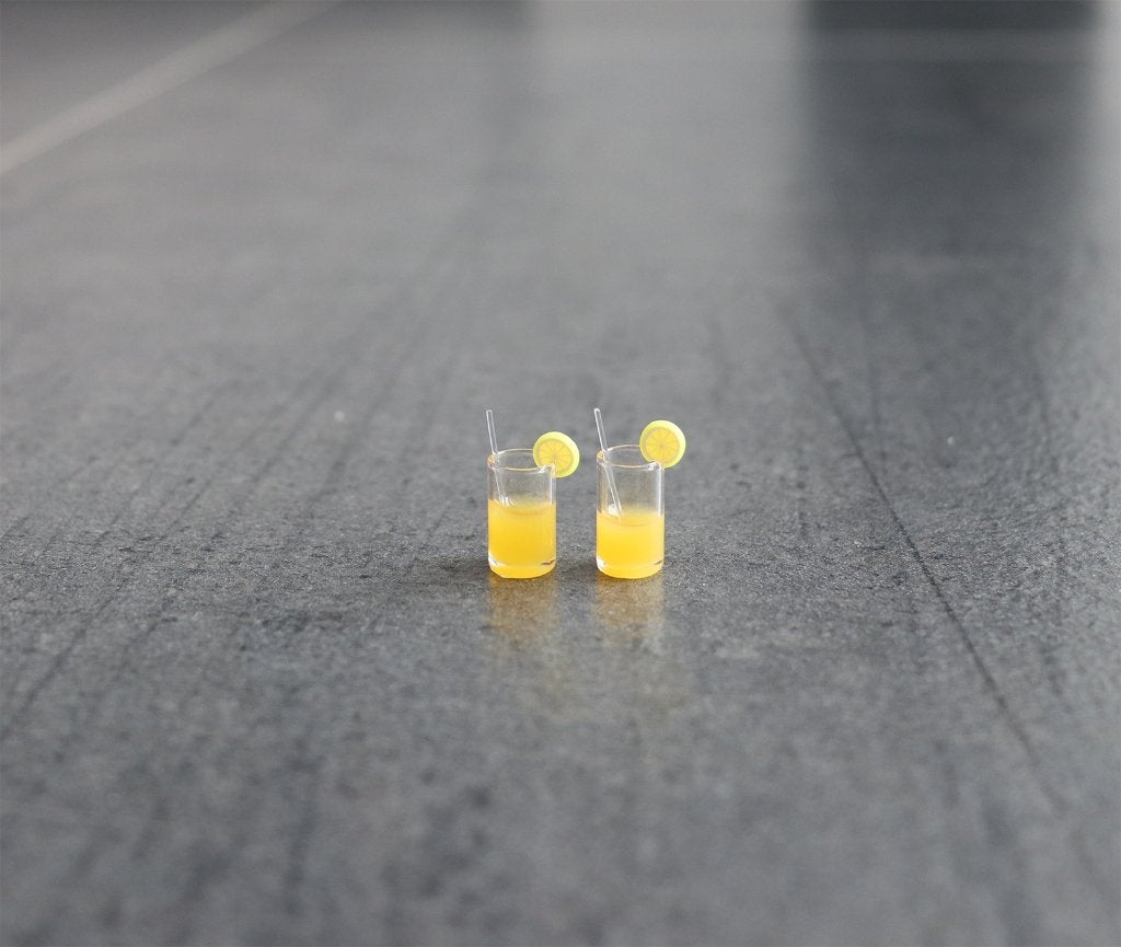 Glaasjes sinaasappelsap glas sap miniatuur nieuw 1:12 - 2st, Ophalen of Verzenden, Nieuw, Decoratie