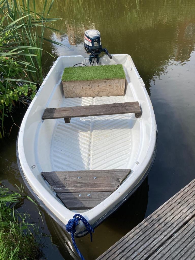 TE KOOP polyesterbootje met 4PK buitenboordmotor, Ophalen, Gebruikt