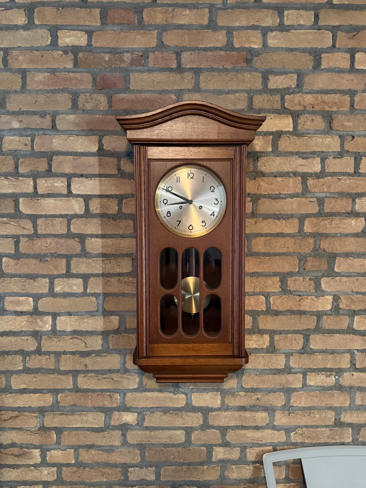 Klassieke houten wandklok met slinger, Ophalen