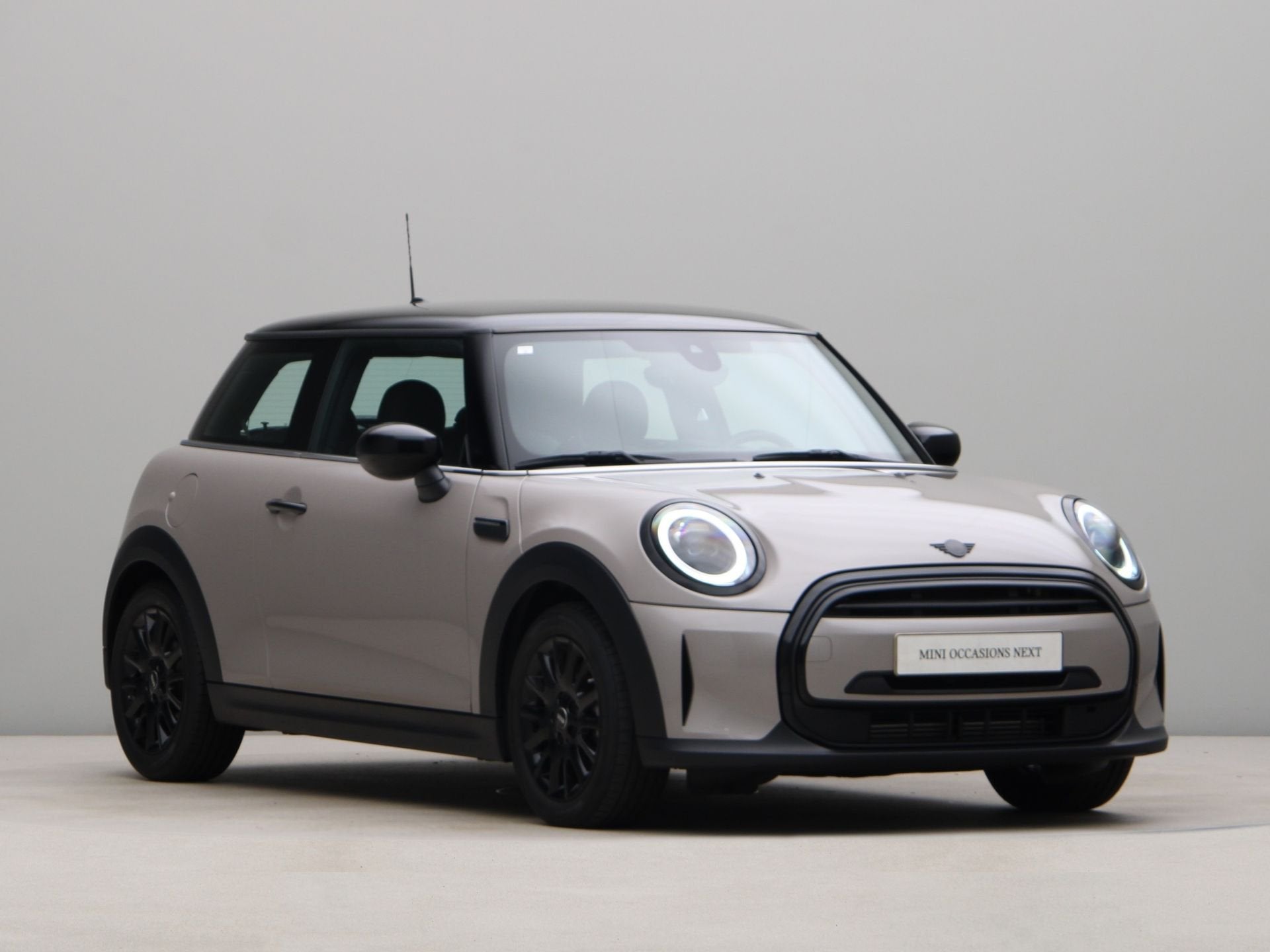 MINI 3-deurs Cooper Classic Aut. (bj 2023, automaat), Auto's, 136 pk, Gebruikt, Met garantie (alle), 4 stoelen