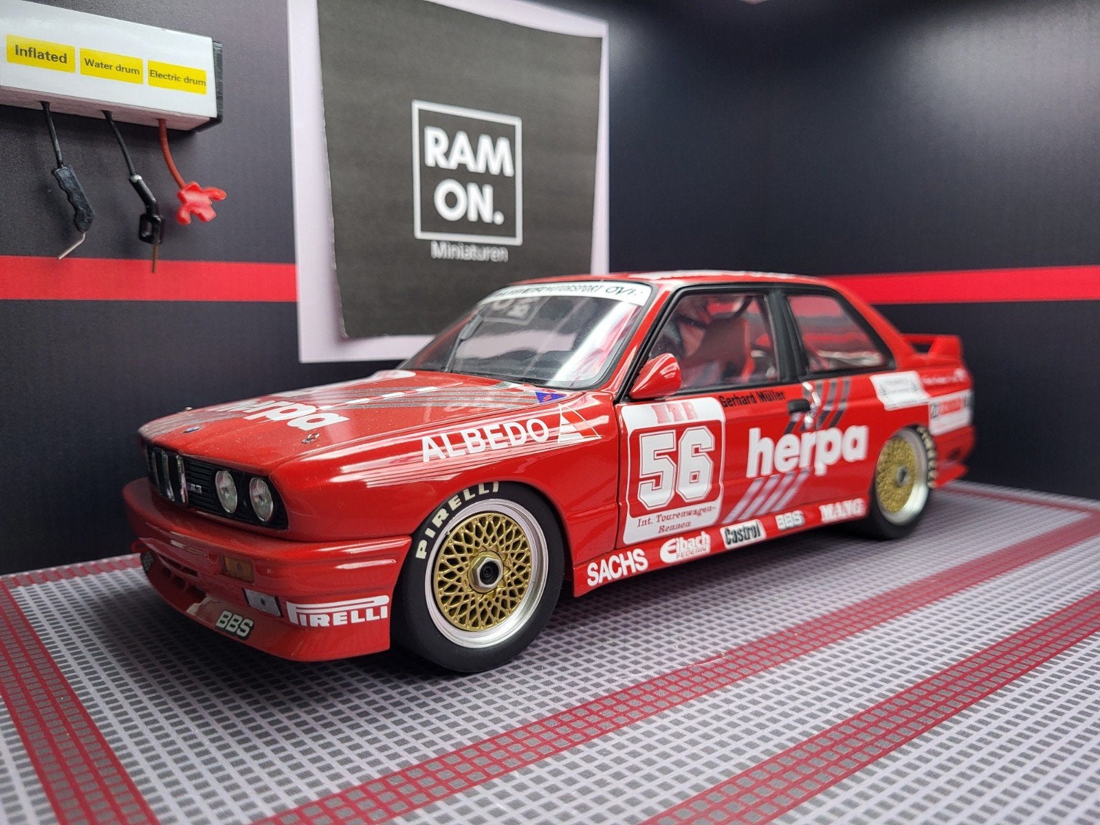 1/18 BMW E30 M3 Herpa G.Muller, Ophalen of Verzenden, Zo goed als nieuw, Auto, MiniChamps
