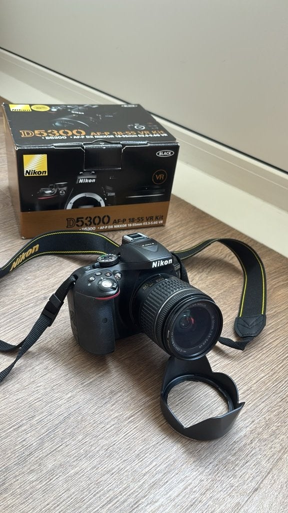 Nikon D5300 spiegelreflexcamera + AF-P DX 18-55mm VR kitlens, Ophalen, Spiegelreflex, 24 megapixels, Draagriem