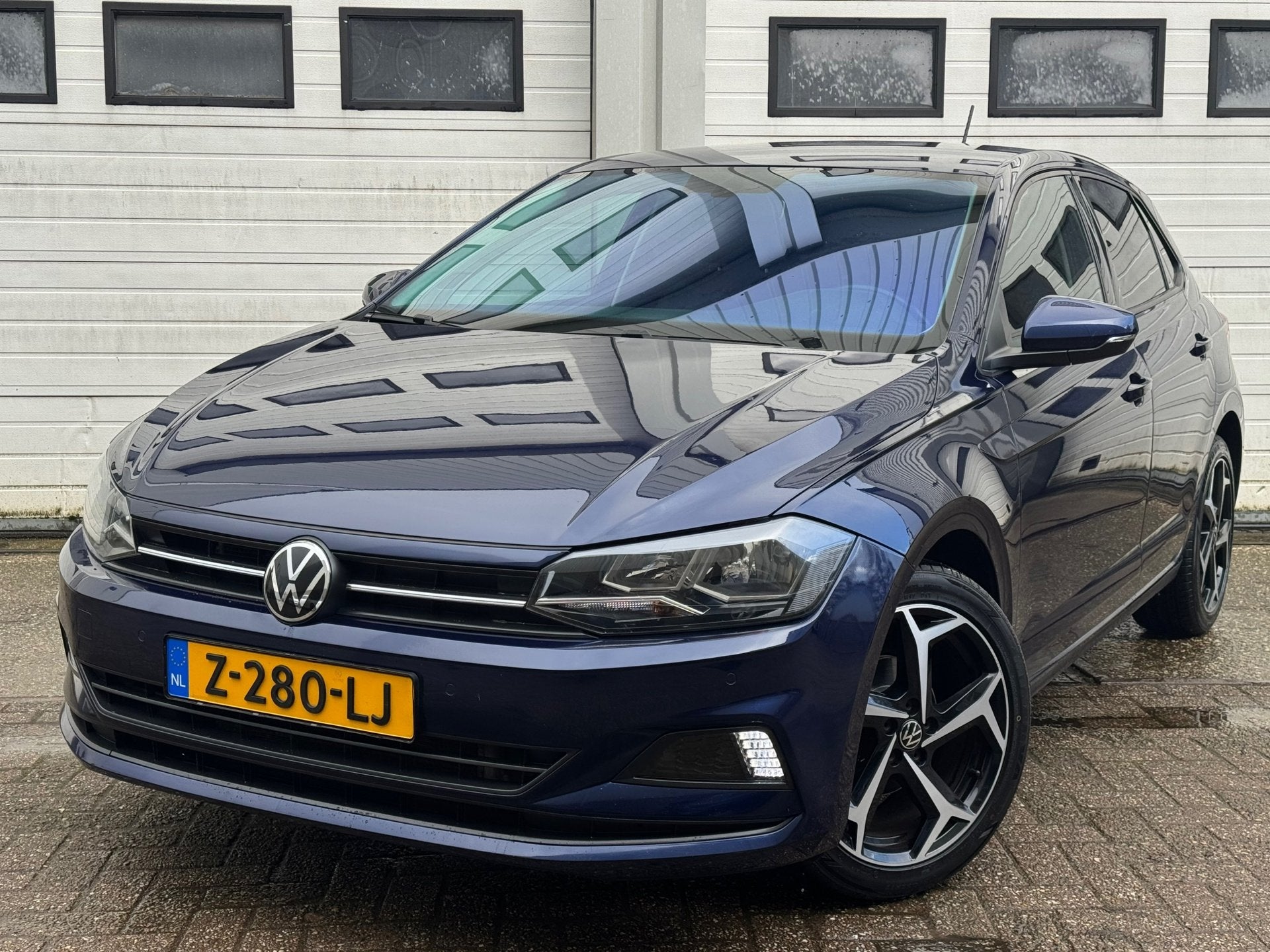 Volkswagen Polo 1.0 TSI Highline aut/carplay/navi/front assi, Auto's, Stof, Gebruikt, Euro 6, 95 pk