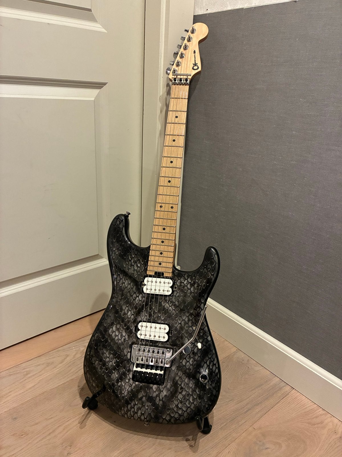 Charvel Custom Airbrush silver snake made in Mexico, Ophalen of Verzenden, Zo goed als nieuw, Solid body, Overige merken